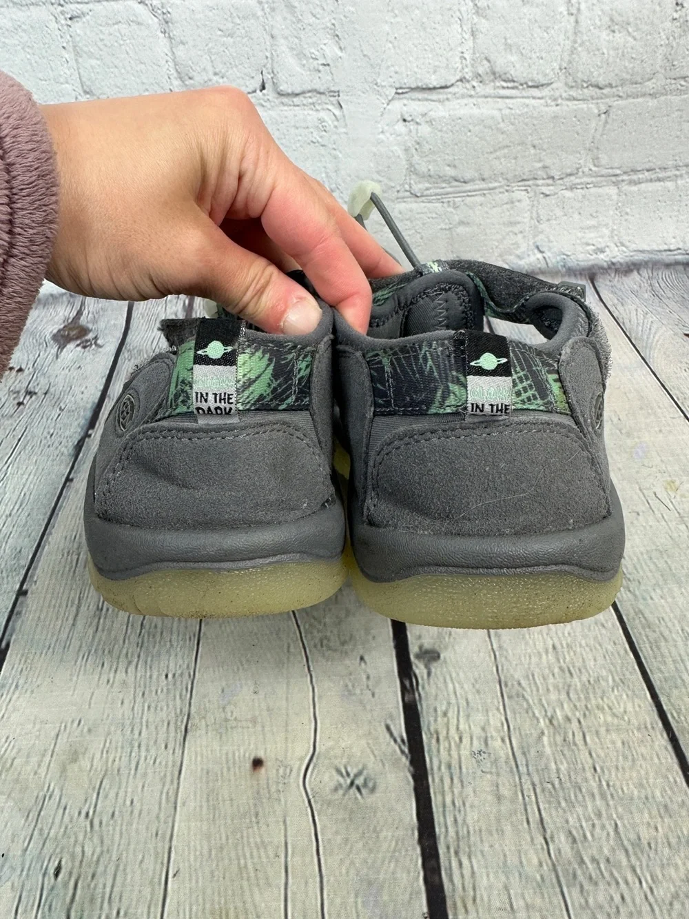 Keen Kids Newport H2 Sandals glow in the dark size 4